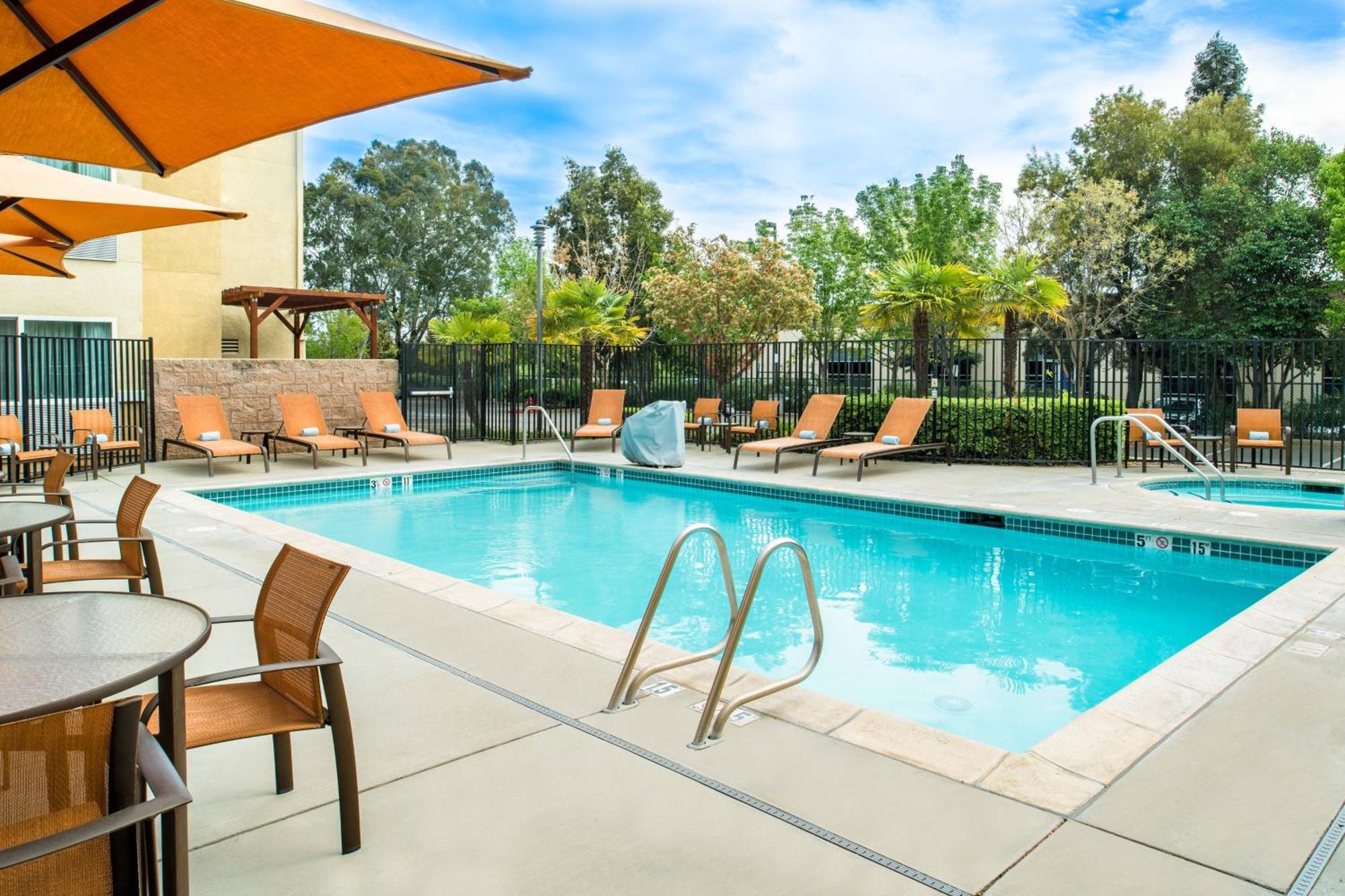 Отель Courtyard By Marriott Sacramento Cal Expo Экстерьер фото