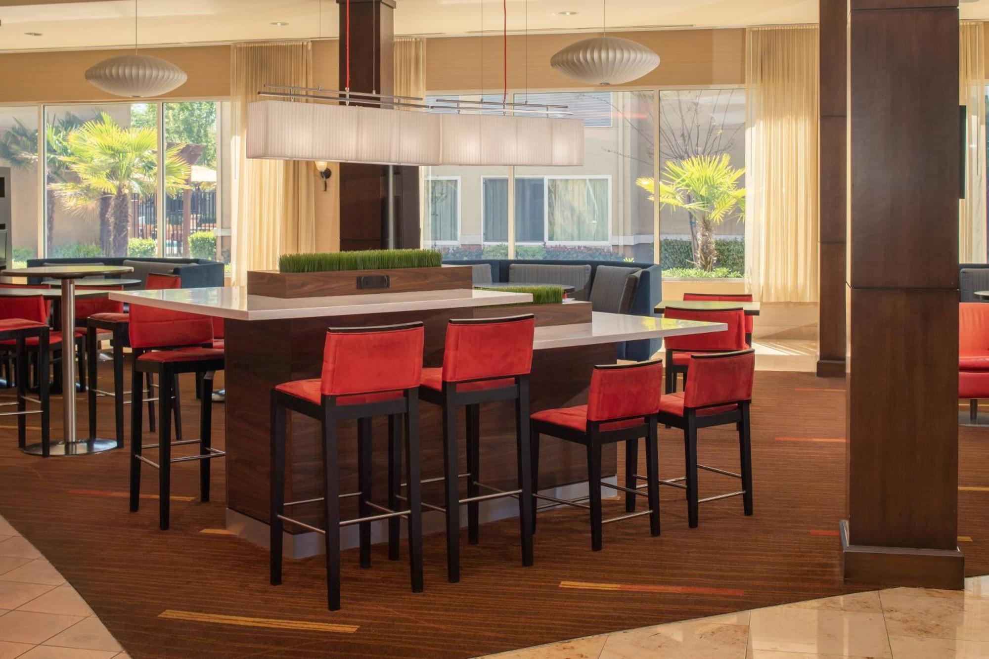 Отель Courtyard By Marriott Sacramento Cal Expo Экстерьер фото