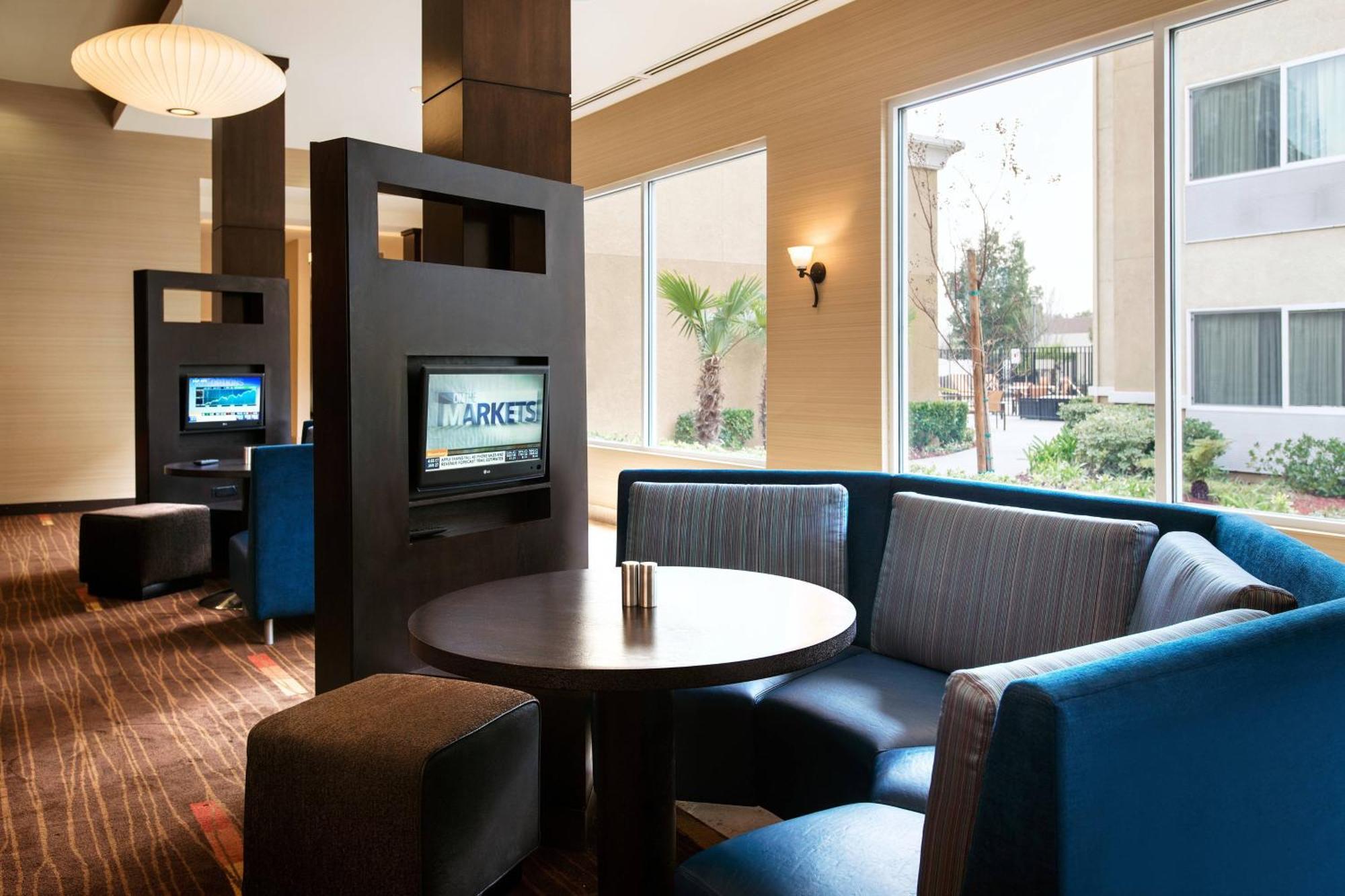 Отель Courtyard By Marriott Sacramento Cal Expo Экстерьер фото