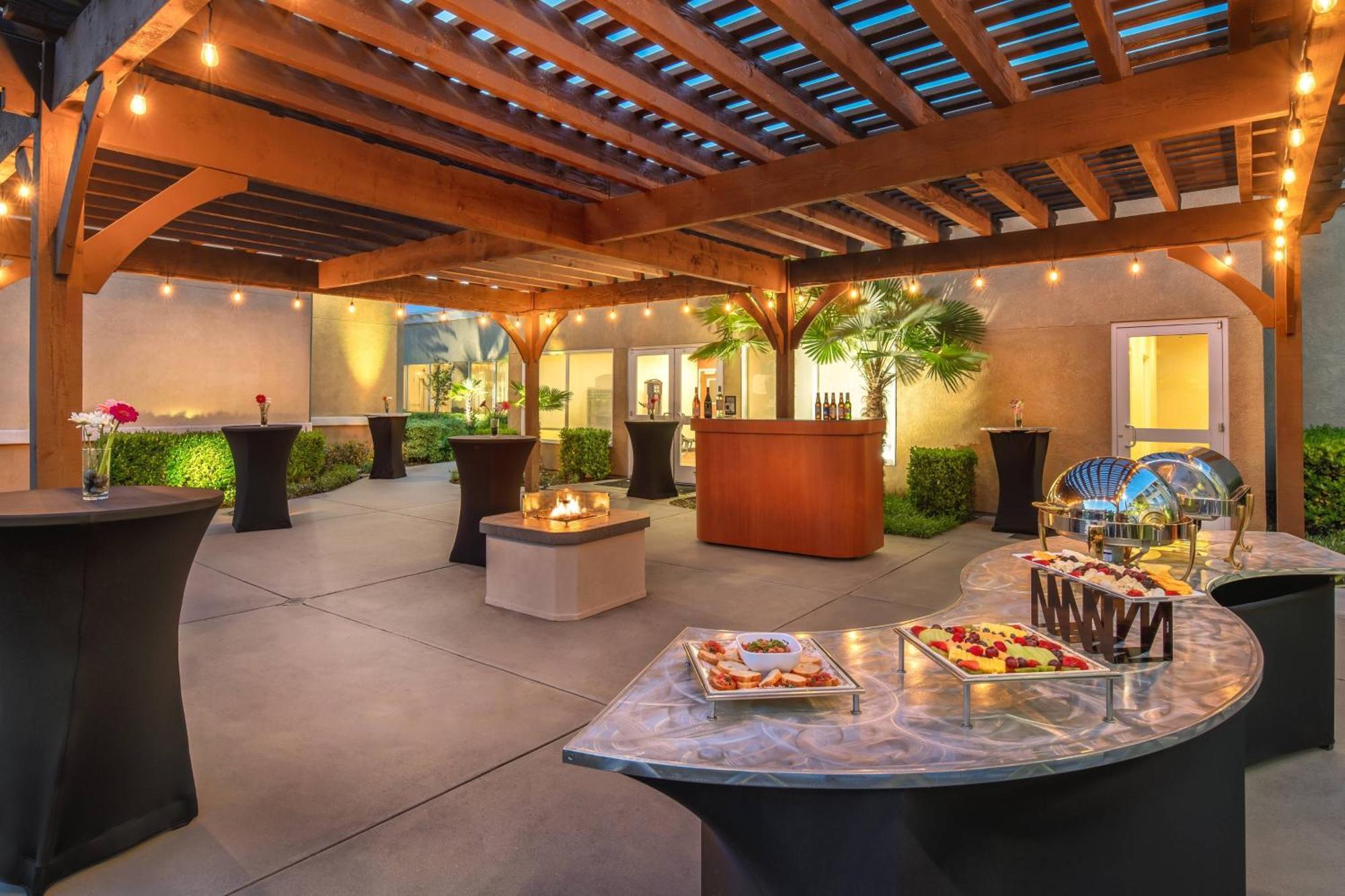 Отель Courtyard By Marriott Sacramento Cal Expo Экстерьер фото