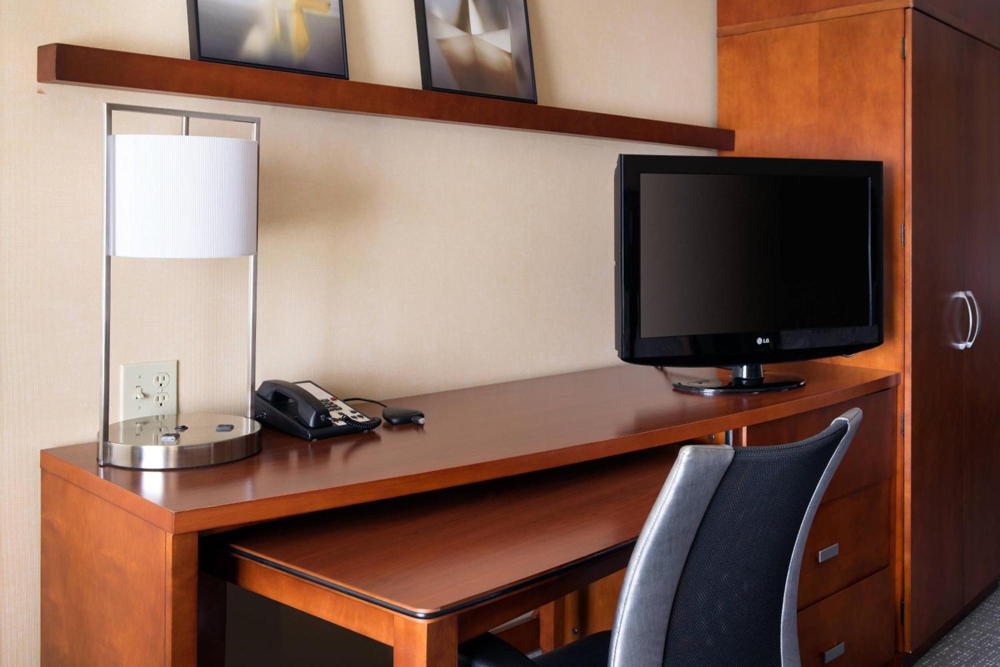 Отель Courtyard By Marriott Sacramento Cal Expo Экстерьер фото