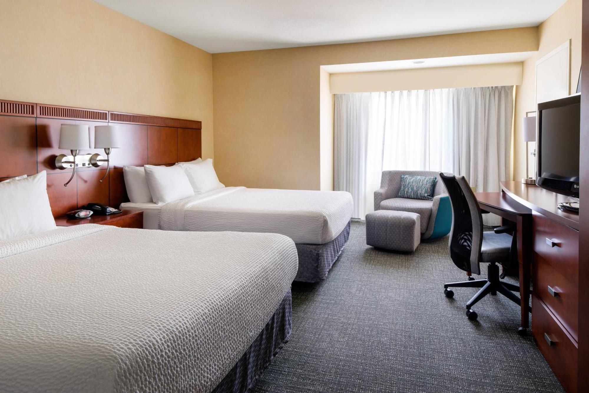 Отель Courtyard By Marriott Sacramento Cal Expo Экстерьер фото