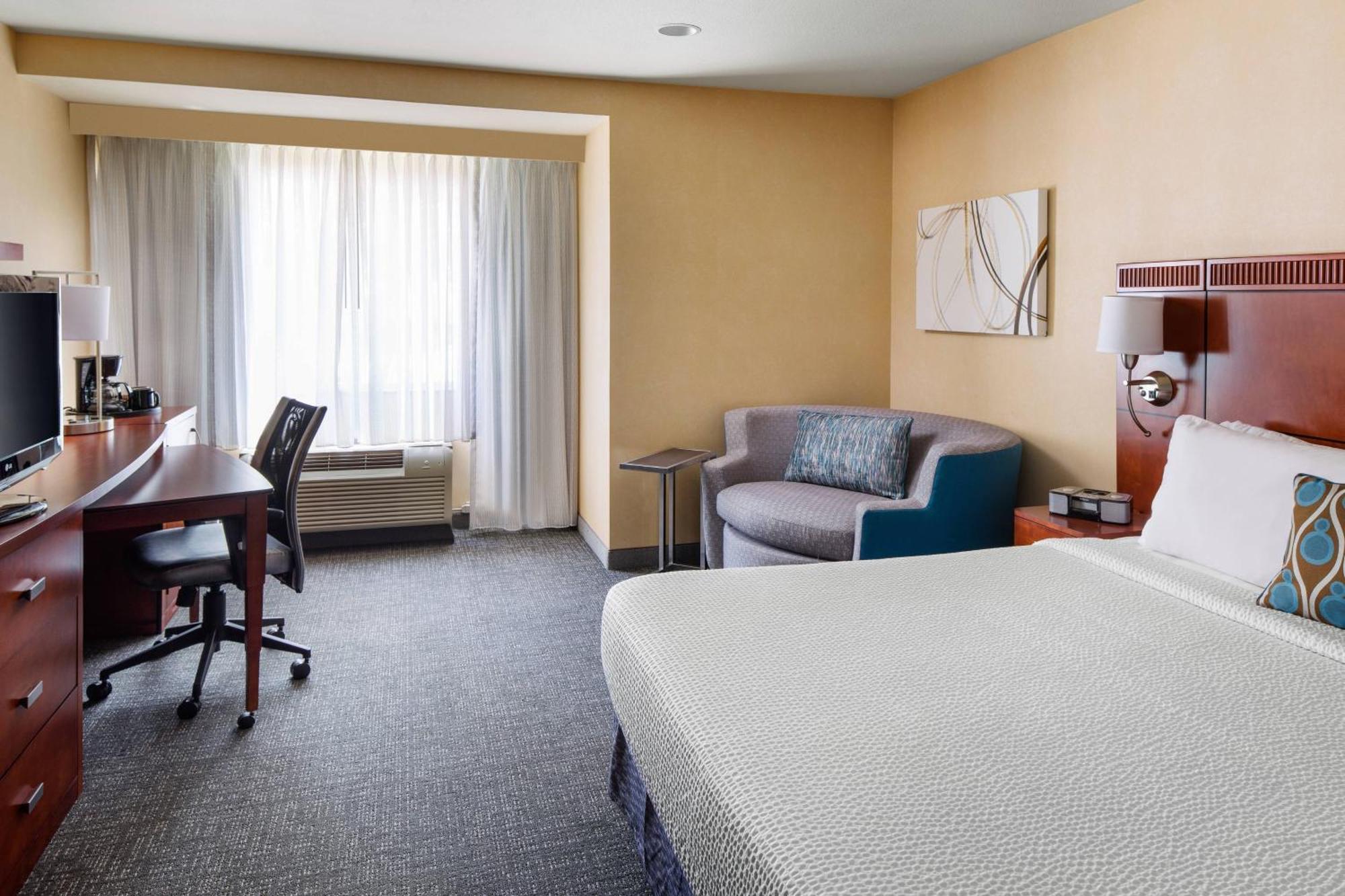 Отель Courtyard By Marriott Sacramento Cal Expo Экстерьер фото