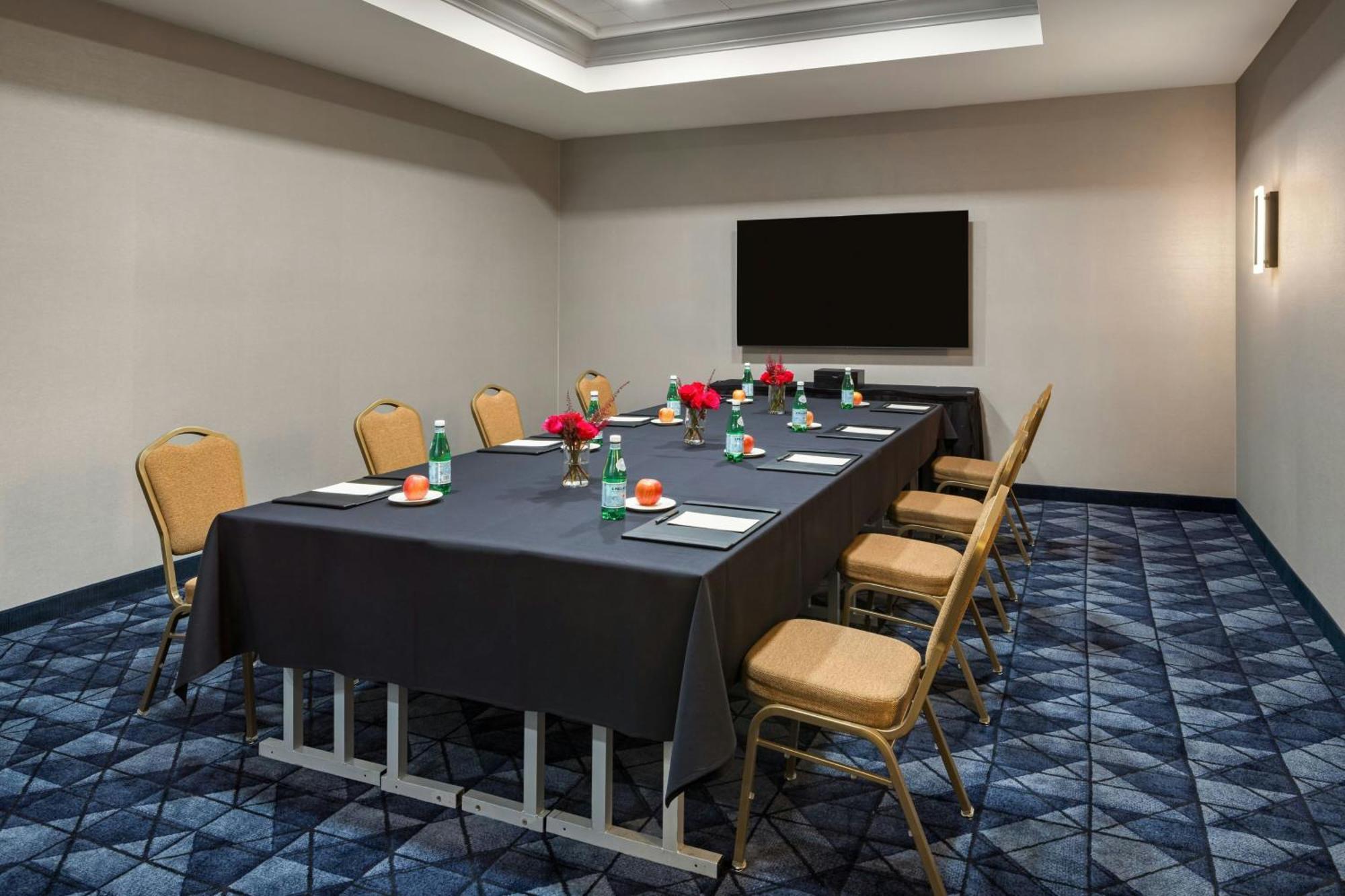 Отель Courtyard By Marriott Sacramento Cal Expo Экстерьер фото