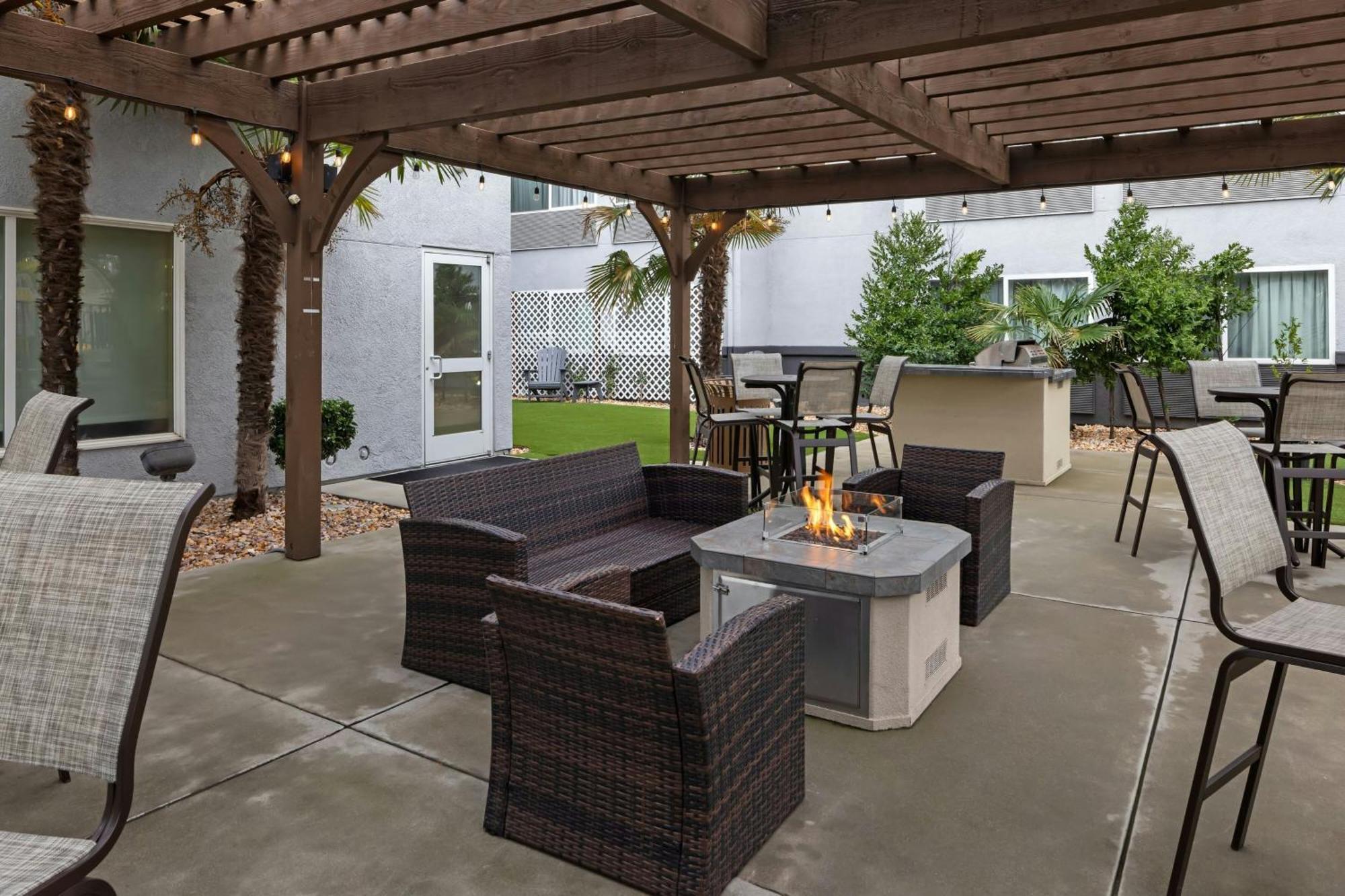 Отель Courtyard By Marriott Sacramento Cal Expo Экстерьер фото
