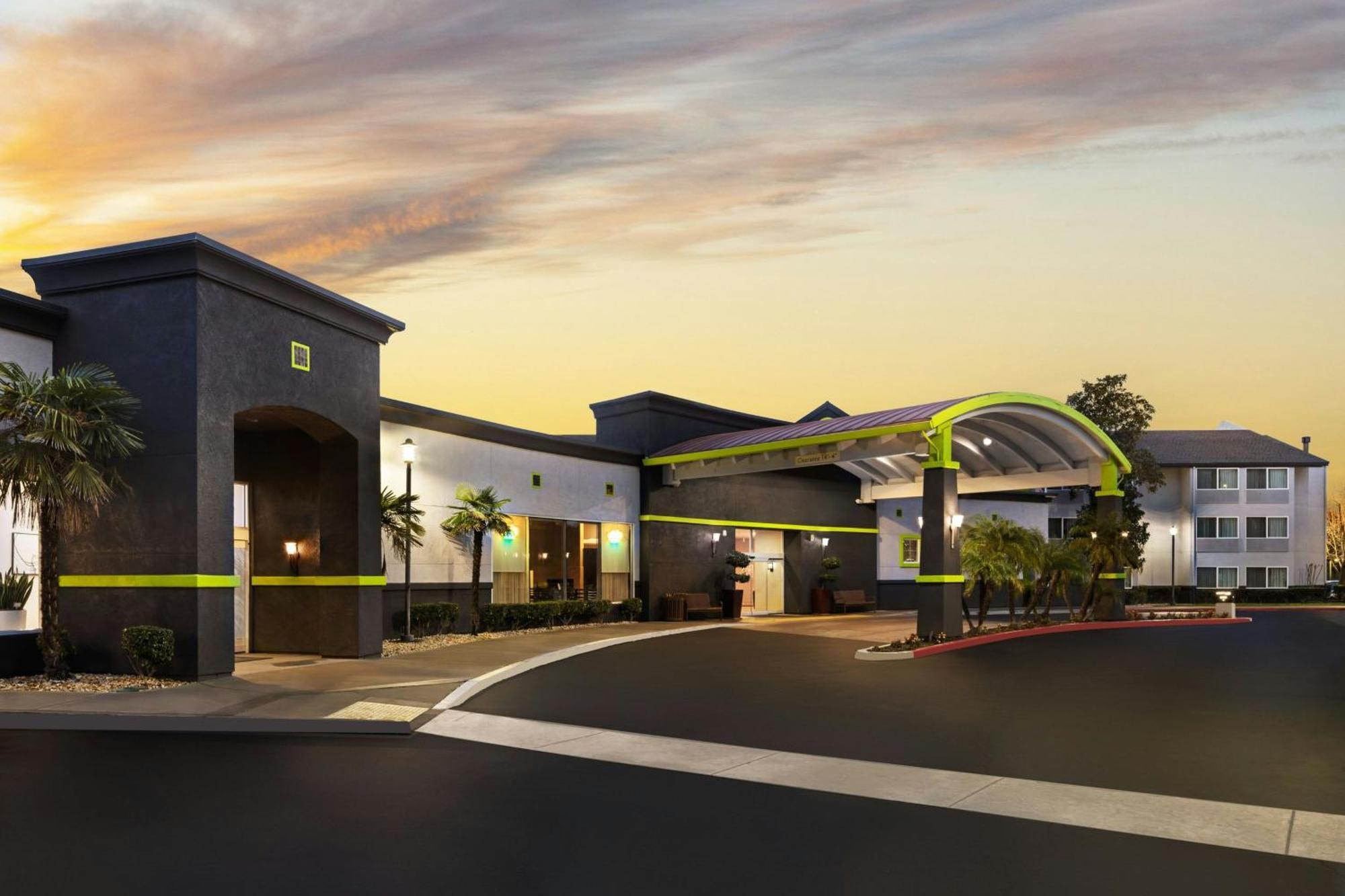 Отель Courtyard By Marriott Sacramento Cal Expo Экстерьер фото