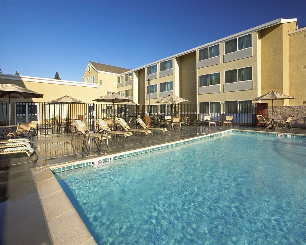 Отель Courtyard By Marriott Sacramento Cal Expo Экстерьер фото