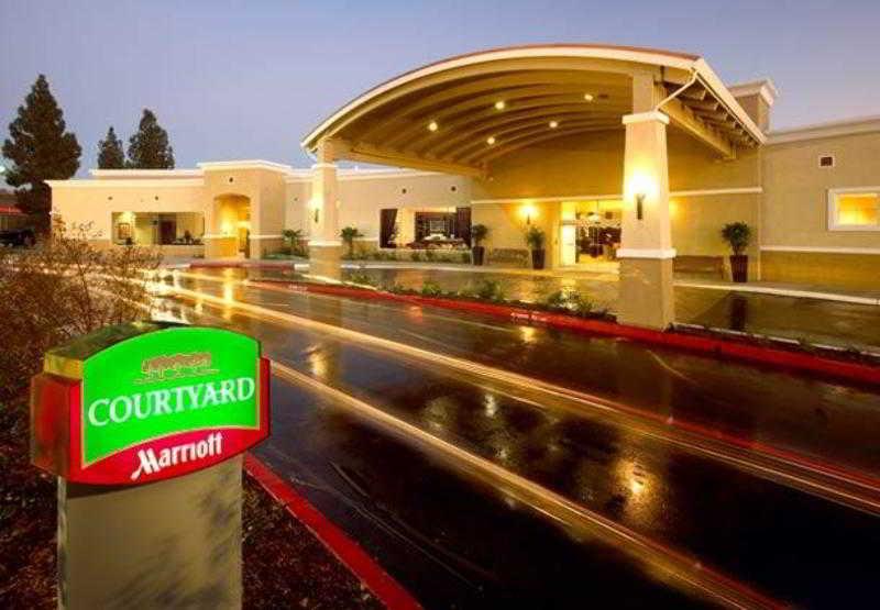 Отель Courtyard By Marriott Sacramento Cal Expo Экстерьер фото