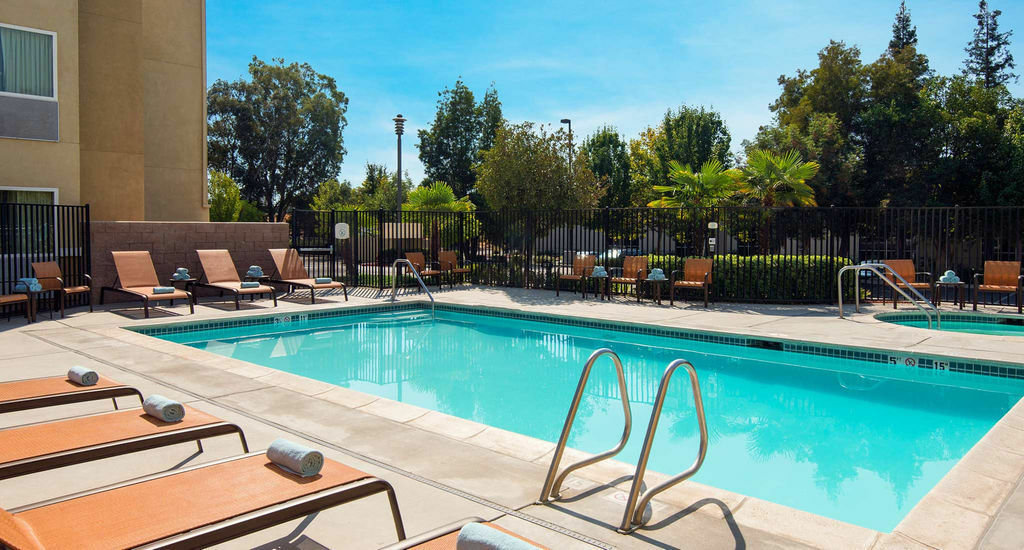 Отель Courtyard By Marriott Sacramento Cal Expo Экстерьер фото